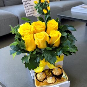 Joyero con rosas amarillas y chocolates