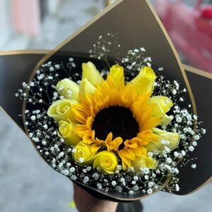 Rosas amarillas y girasol